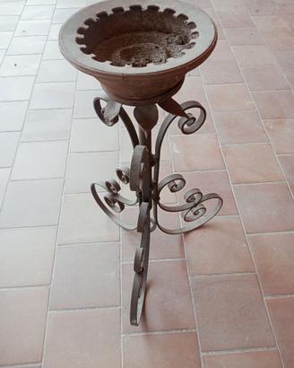 Posacenere a colonna da esterno in ferro battuto.