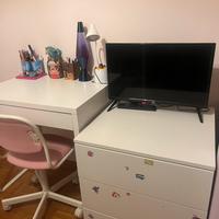 Scriivani ikea con sedia e cassettiera