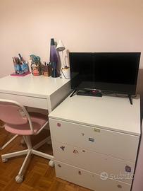 Scriivani ikea con sedia e cassettiera