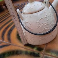 Teiera con disegno in rilievo, nuova, mai usata