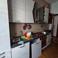 Cucina con frigorifero e forno