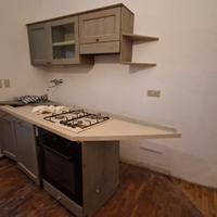 Cucina con elettrodomestici