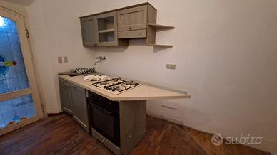 Cucina con elettrodomestici