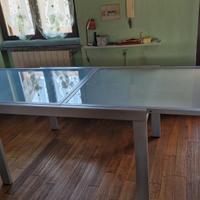 Tavolo allungabile in metallo e vetro temprato