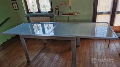 Tavolo allungabile in metallo e vetro temprato