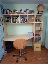 scrivania con libreria annessa