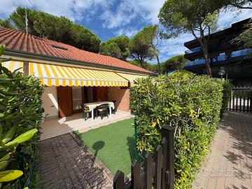 Villetta a schiera con giardino, piscina e due ...