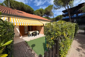 Villetta a schiera con giardino, piscina e due ...