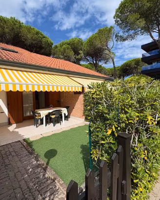 Villetta a schiera con giardino, piscina e due ...