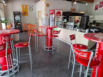 tavolo rotondo con 3 sedie Coca Cola