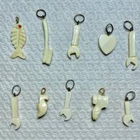 Dieci ciondoli in osso per bracciale charm