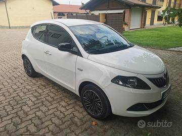 Lancia Ypsilon hybrid modello Ecochic Gold