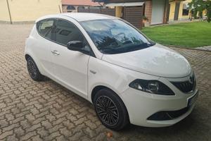 Lancia Ypsilon hybrid modello Ecochic Gold