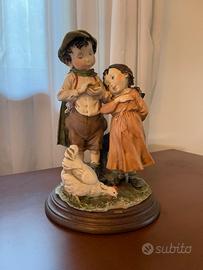 Statuina in ceramica di due ragazzi