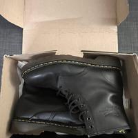 DR. MARTENS - BLACK GREASY
