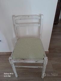 sedia vintege e sedia con decorazione
