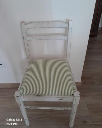 sedia vintege e sedia con decorazione