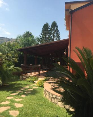 Villa immersa nel verde