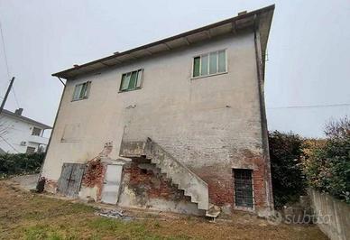 Immobile in asta di 195 m² con 5 locali e box auto