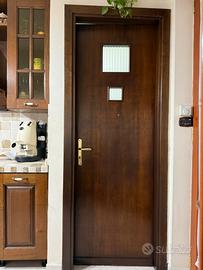 Porta di legno maniglia oro