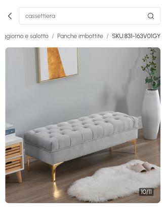 panca imbottita in velluto grigio chiaro .