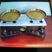  bilancia antica con pesi e piatti 