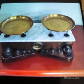  bilancia antica con pesi e piatti 