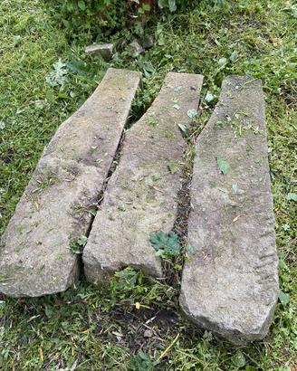 Modiglioni in pietra antichi fatti a mano