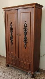 Armadio a due ante a ripiani di legno 