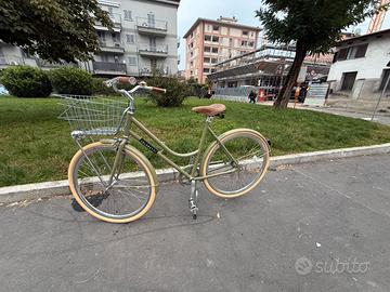 Bicicletta Veloretti con accessori Books