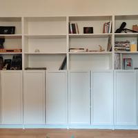 Libreria IKEA bianca con ante.