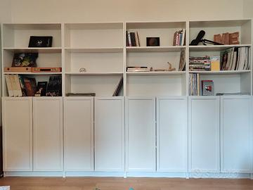 Libreria IKEA bianca con ante.