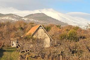 Terreno con piccolo casolare