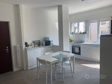 Stanza singola con balcone in via Rio Molino Gries