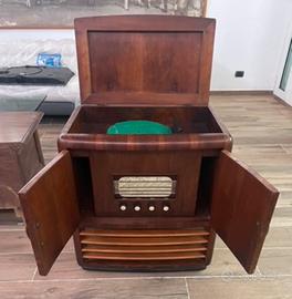 Mobile radio d’epoca in legno con giradischi
