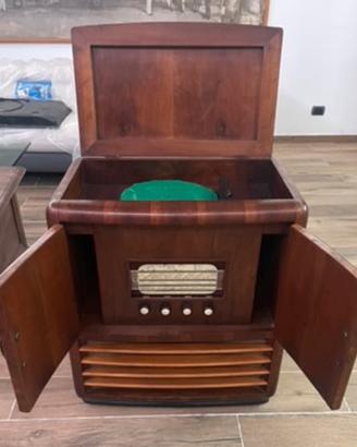Mobile radio d’epoca in legno con giradischi