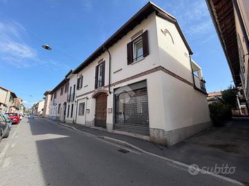 NEGOZIO A SEREGNO