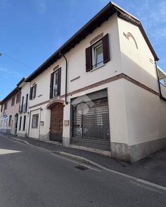 NEGOZIO A SEREGNO