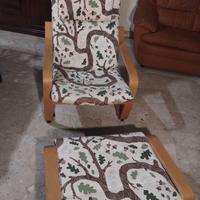 Poltrona con poggiapiedi della serie IKEA POÄNG.