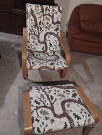 Poltrona con poggiapiedi della serie IKEA POÄNG.