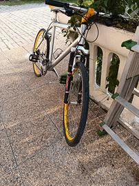 Mountain Bike in alluminio con dettagli gialli