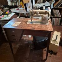 Macchina da cucire Singer con tavolo