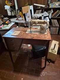 Macchina da cucire Singer con tavolo