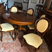 Tavolo rotondo con sei sedie, elegante e raffinato