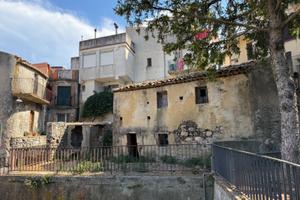 Casa indipendente da ristrutturare con progetto
