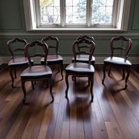 Sei sedie d’epoca in legno lavorato