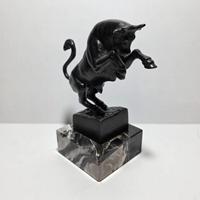 Scultura toro rampante bronzo e base marmo