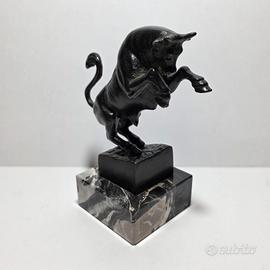Scultura toro rampante bronzo e base marmo