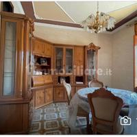 sala da pranzo con tavolo e sedie