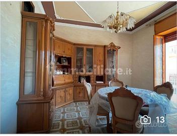 sala da pranzo con tavolo e sedie